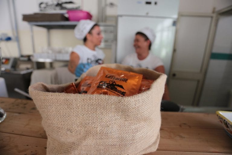 Le Lazzarelle dal carcere al Bistrot fronte strada: “Il caffè come riscatto ed emancipazione femminile”