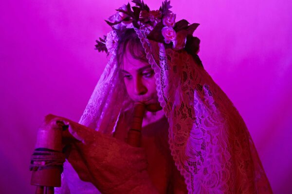 Storia dei ‘Femminielli’ al Napoli Teatro festival: in scena ‘Di Grazia’ indagine performativa sull’identità di genere al Sud