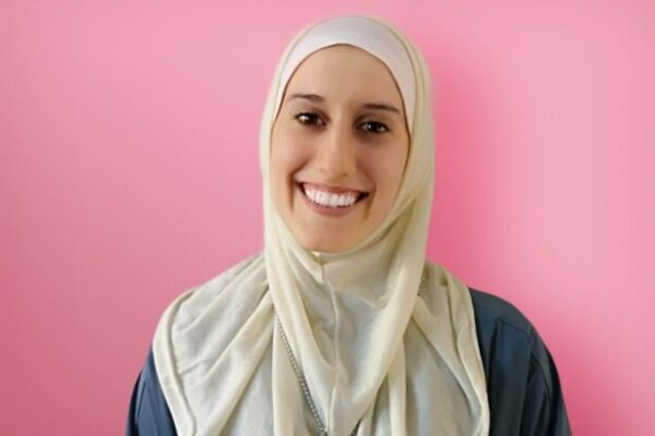 Ritratto di Silvia Aisha Romano (Fonte laluce.news) © laluce.news