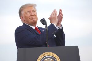 Donald Trump in caduta libera, scommettiamo che non è così? Donald Trump in caduta libera, scommettiamo che non è così?