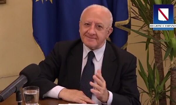 Il blob di De Luca: dalle scuse ai sovranisti all’invito a evitare slanci di passione, così la “sua” Campania è a contagio zero