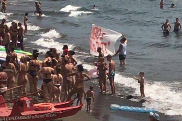 Napoli, invasione al lido privato: “Il mare è di tutti”