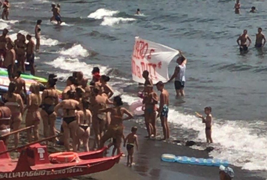 Napoli, invasione al lido privato: “Il mare è di tutti”
