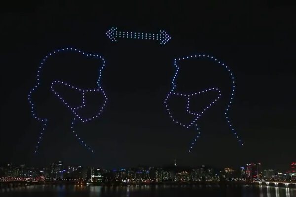 Seul, droni creano un disegno in cielo per invitare ad indossare la mascherina