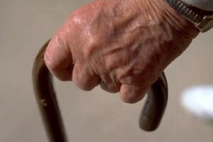 Uccide il nonno che accudiva con 26 coltellate e 11 bastonate: “Ragioni economiche”