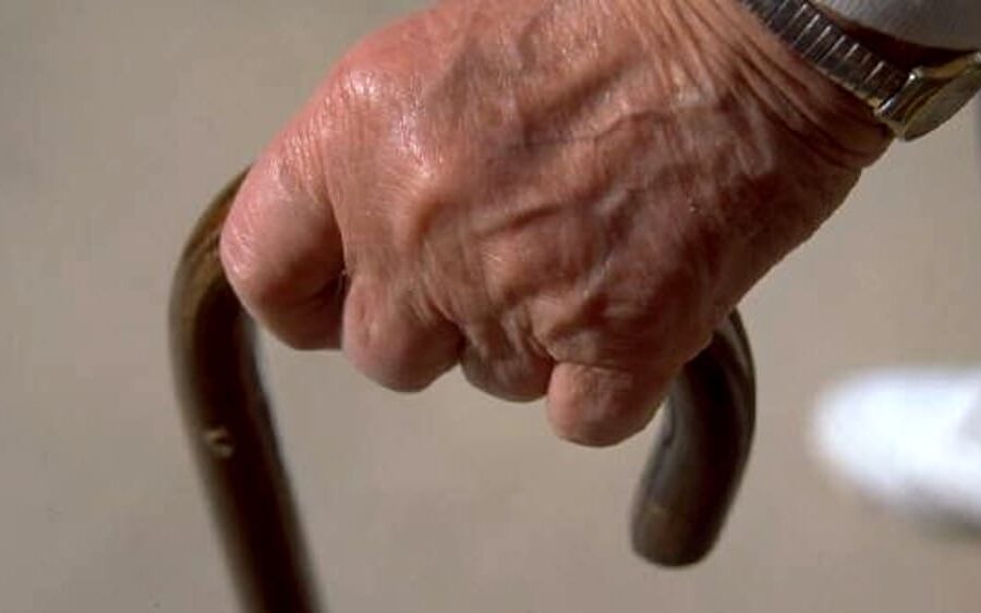 Va a prelevare al bancomat, nonnino aggredito e derubato da donna incinta e dal compagno