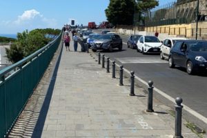 Napoli, auto precipita nel vuoto in via Petrarca: miracolato 30enne