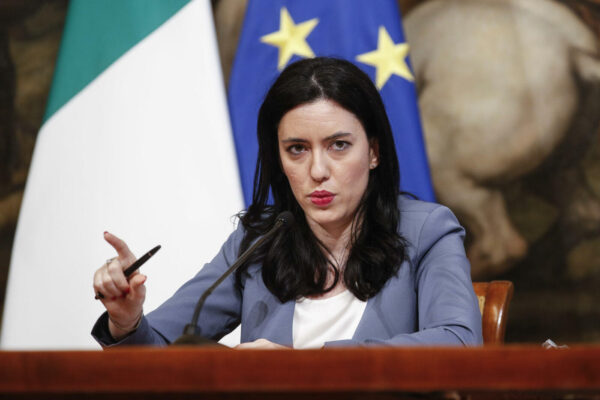 Il ministro Azzolina firma l’ordinanza: il 14 settembre si torna in classe