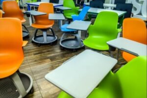 Scuola, polemica sui banchi con le ruote: poco tempo per costruirli e troppo costosi