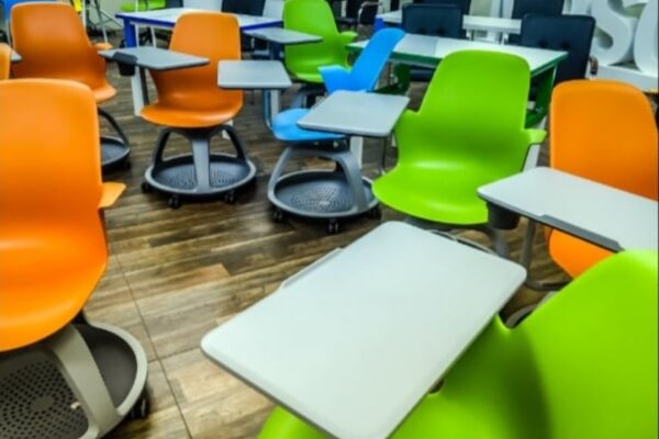 Scuola, polemica sui banchi con le ruote: poco tempo per costruirli e troppo costosi