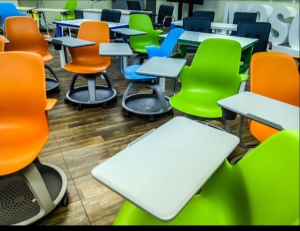 Scuola, polemica sui banchi con le ruote: poco tempo per costruirli e troppo costosi