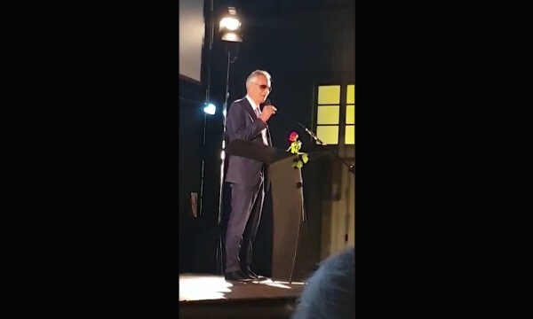 Bocelli replica alle accuse di negazionismo: “Sono un’ottimista, sono stato frainteso”