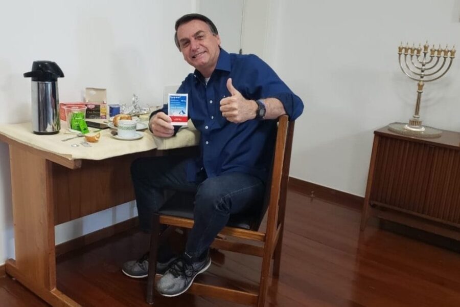 Coronavirus, il presidente brasiliano Bolsonaro negativo al test: in foto con l’idrossiclorochina