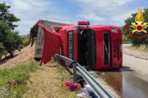 Tragedia sfiorata sulla provinciale: autoarticolato si ribalta in curva