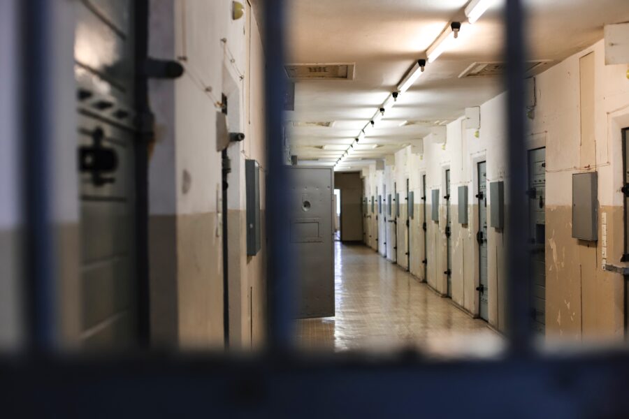 Covid e carceri, il caso della cella 55 a Poggioreale: 14 detenuti in una stanza