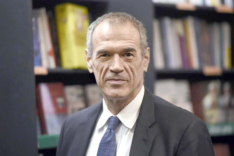 L’accusa di Cottarelli: “Svendita fuori da regole, Aspi piegata col ricatto”