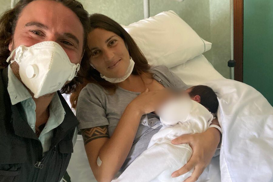 Partorire durante la pandemia, il racconto di Carolina: “Prima fa paura, ma il bello arriva quando nasce”