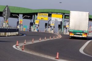 Pedaggi autostradali, cosa cambia per i cittadini con l’accordo tra Governo e Benetton Pedaggi autostradali, cosa cambia per i cittadini con l’accordo tra Governo e Benetton