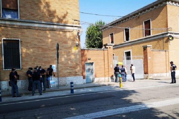 Perché gli sbarchi a Lampedusa non c’entrano nulla col focolaio nel centro migranti di Treviso