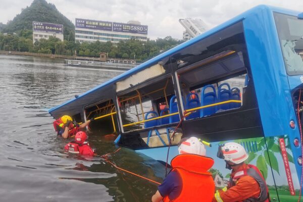 [VIDEO] Cina, autobus precipita nel lago artificiale: morti 21 studenti