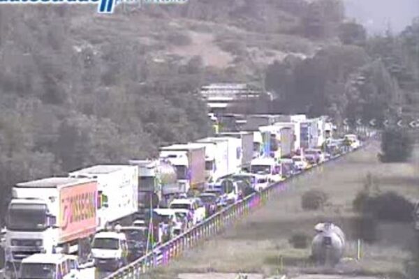 Incidente sull’A1, scontro tra tre camion: un ferito grave, traffico in tilt con 13 chilometri di coda