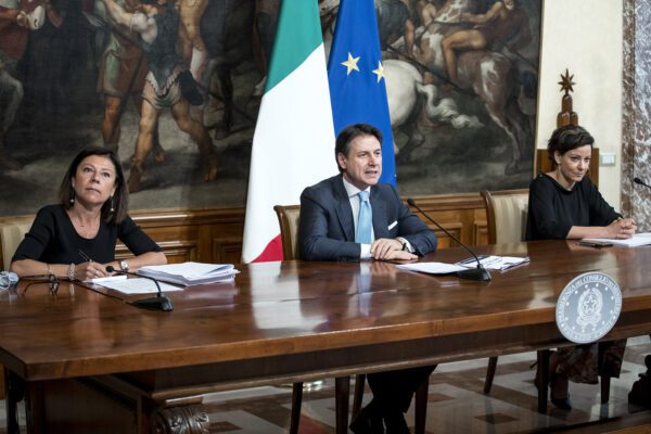 Foto Roberto Monaldo / LaPresse
07-07-2020 Roma
Politica
Palazzo Chigi – Conferenza stampa del Presidente del Consiglio Giuseppe Conte sul decreto Semplificazioni
Nella foto Paola De Micheli, Giuseppe Conte, Paola Pisano

Photo Roberto Monaldo / LaPresse 
07-07-2020 Rome (Italy) 
Chigi palace – Press conference of Prime Minister Giuseppe Conte on the Simplification decree
In the pic Paola De Micheli, Giuseppe Conte, Paola Pisano
