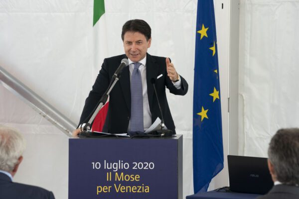 Stato di emergenza esteso fino al 31 dicembre, la mossa di Conte per varare nuovi Dpcm