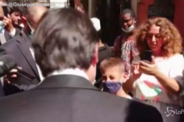 Conte risponde a un bambino a via del Corso: “Ce la metto tutta per far funzionare l’Italia”