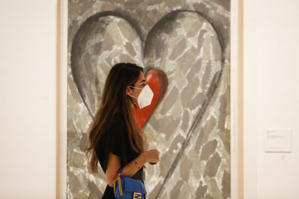 Foto Cecilia Fabiano/ LaPresse 
19 Maggio 2020 Roma  (Italia)
Cronaca 
Fase 2 : riapertura del Palazzo delle Esposizioni 
Nella Foto : alcune persone visitano la mostra di Dine 
Photo Cecilia Fabiano/LaPresse
May 19, 2020 Rome  (Italy) 
News
Phase 2: reopening of the Exhibition Building 
In the pic : People visiting the John Dine exhibition