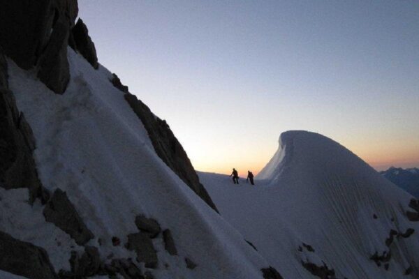 Tragedia sul Monte Bianco, morti due alpinisti italiani: caduti dalla cresta Kuffner
