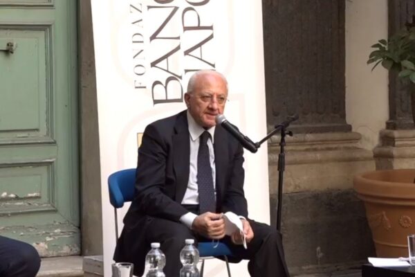 De Luca bacchetta l’Italia “tornata pollaio di sempre”. Allarme scuola: “Studenti portano il virus in famiglia”