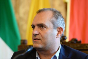 De Magistris e il populismo sportivo, a Napoli non serve un fuoriclasse ma un vero sindaco