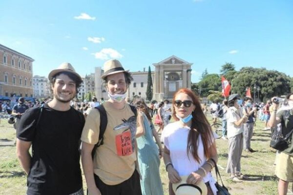 Aggressione omofoba alla Sardina Lorenzo Donnoli: “Ha urlato fr**io di merda e ha tentato di picchiarmi”