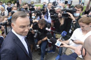 Elezioni in Polonia, Duda riconfermato presidente: vittoria di misura su Trzaskowski