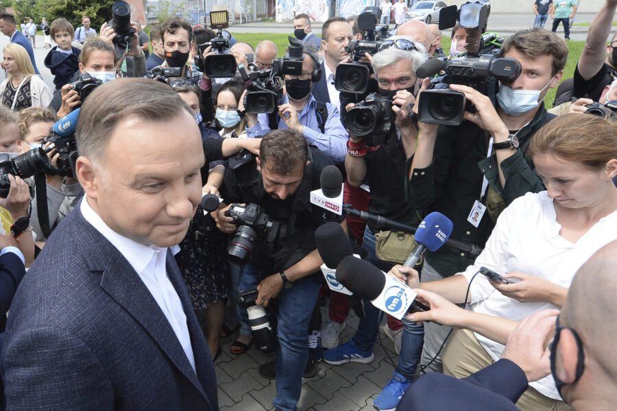 Elezioni in Polonia, Duda riconfermato presidente: vittoria di misura su Trzaskowski