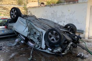 Napoli, auto precipita nel vuoto in via Petrarca: miracolato 30enne