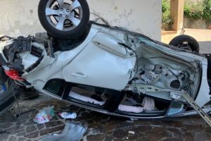 Napoli, auto precipita nel vuoto in via Petrarca: miracolato 30enne