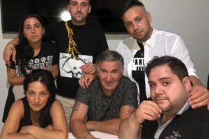 Genitori accusati ingiustamente di pedofilia, riabbracciano i 4 figli dopo 10 anni: “A oggi nessuna giustizia”