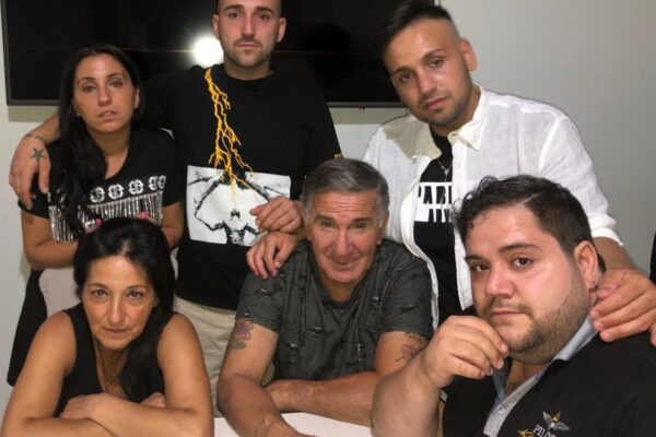 Genitori accusati ingiustamente di pedofilia, riabbracciano i 4 figli dopo 10 anni: “A oggi nessuna giustizia”