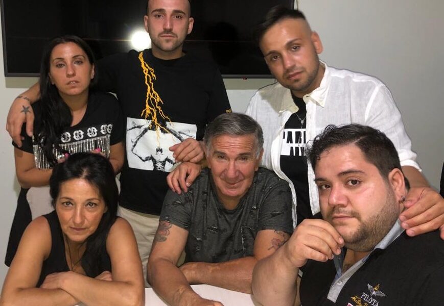 Genitori accusati ingiustamente di pedofilia, riabbracciano i 4 figli dopo 10 anni: “A oggi nessuna giustizia”