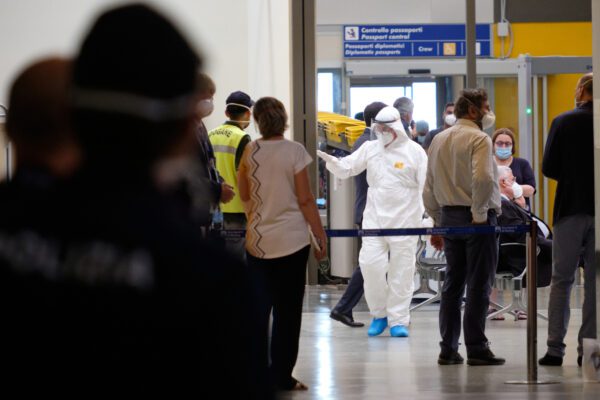 Bloccati all’aeroporto di Roma passeggeri in arrivo dal Bangladesh: vietato lo sbarco a 135 persone