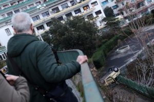 Napoli, auto precipita nel vuoto in via Petrarca: miracolato 30enne