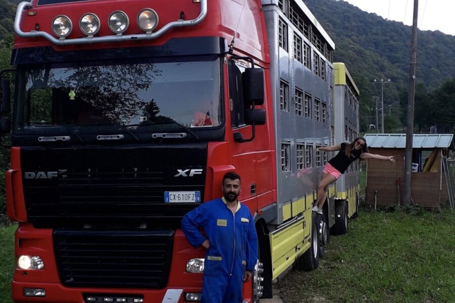 La storia di Giorgia, la sfida della patente da camionista per lavorare col fidanzato