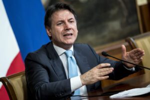 Autostrade, Conte va alla guerra frontale con i Benetton appoggiato da Pd e M5S Autostrade, Conte va alla guerra frontale con i Benetton appoggiato da Pd e M5S