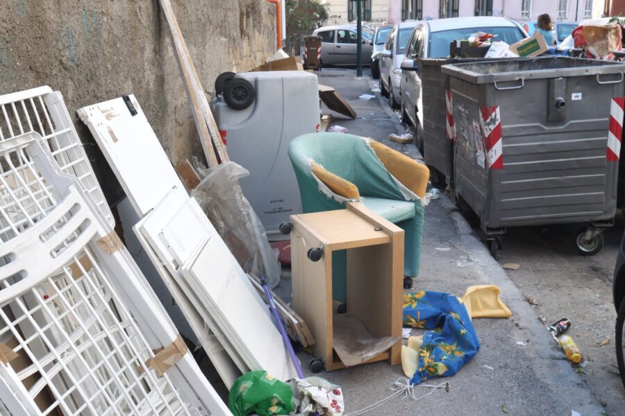 Rifiuti: raccolta a singhiozzo. In alcuni quartieri si accumulano gli ingombranti