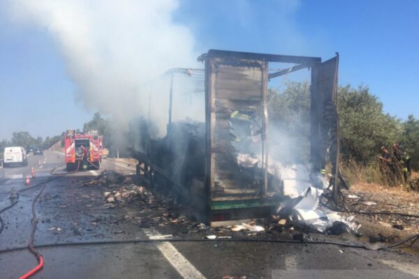 Incidente sull’autostrada A14, tir si ribalta e va in fiamme: muore camionista