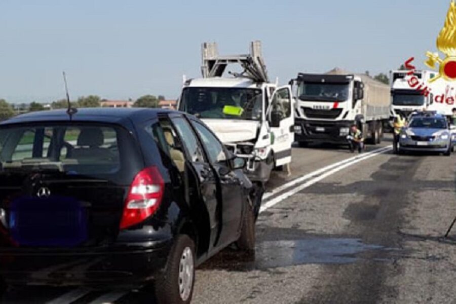 Incidente frontale sulla rampa dell’A26, impatto tra auto e furgone: muore una donna