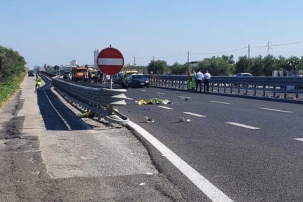 Travolti da furgone mentre erano su una bici elettrica: morti tre giovanissimi