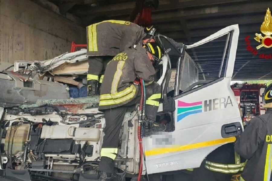 Camion si incastra sotto un ponte, muore il conducente: gravissimo il collega
