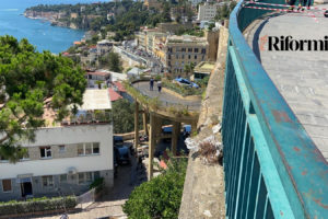 Napoli, auto precipita nel vuoto in via Petrarca: miracolato 30enne